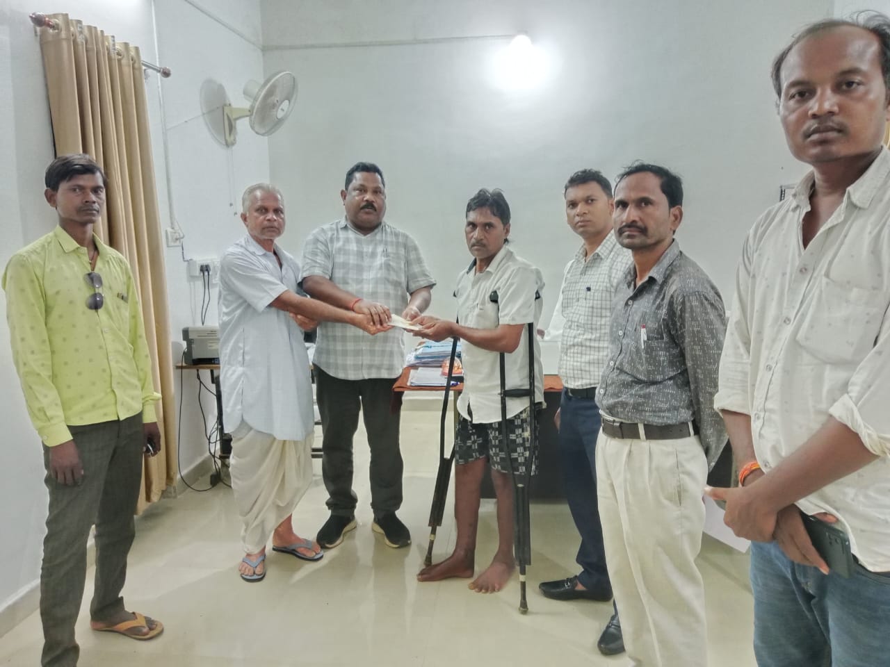 हाथी के हमले में घायल व्यक्ति को आखिरकार डेढ़ साल बाद मिला मुआवजा राशि
